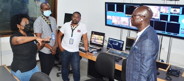 ITV/ Radio One managing director Joyce Mhaville (gesturing) briefs the visiting CEO on operations in one of the twin-station’s studios.