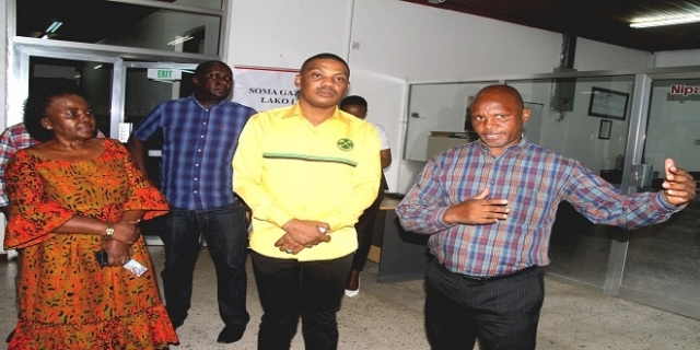 Shaka Hamdu Shaka (C) the CCM Secretary forIdeology and Publicity listens to Nipashe weekend editor Epson Luhwago (R) during his visit at The Guardian Ltd (TGL) at Mikocheni Light Industrial area in Dar es Salaam yesterday. Left is TGL Director Joyce Luhanga.